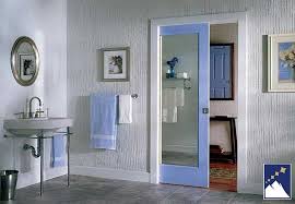 Tips Membersihkan Pintu Kamar Mandi Berbahan Aluminium