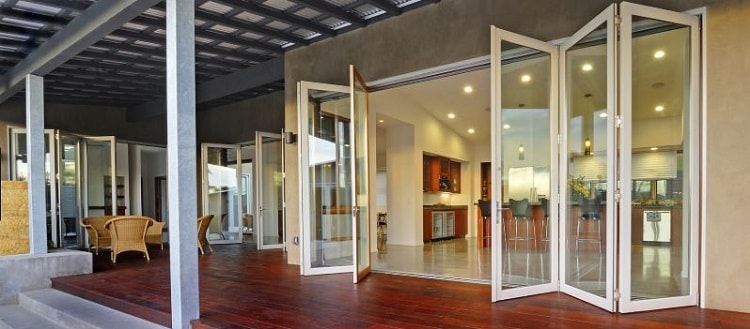 Penggunaan Pintu Lipat Berbahan Aluminium
